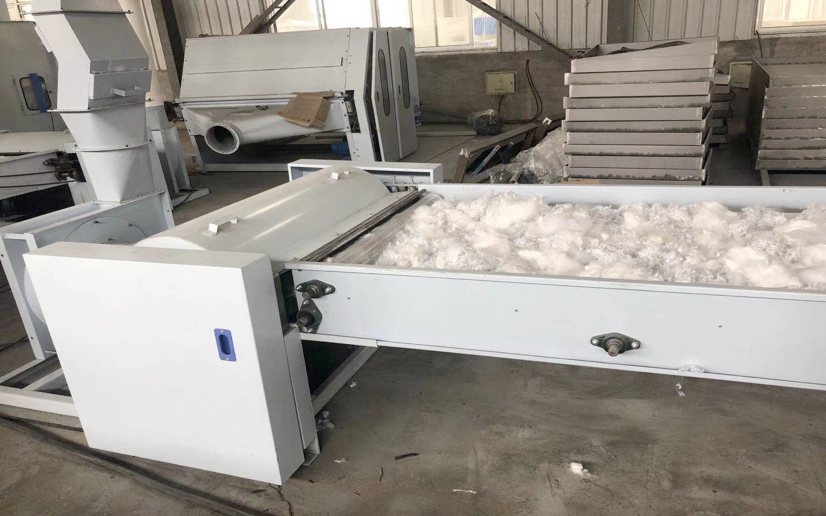 Fine opening machine with notch-style roller and card wire plate for loosening polyester fiber bundles