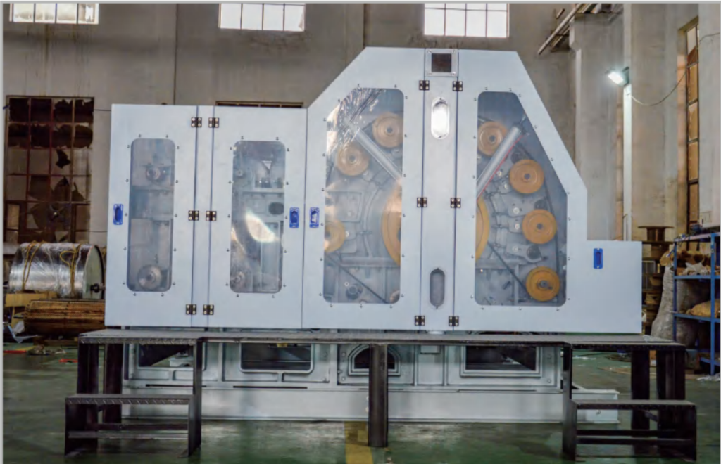 Single-cylinder double-doffer carding machine producing an even polyester fiber web for wadding production