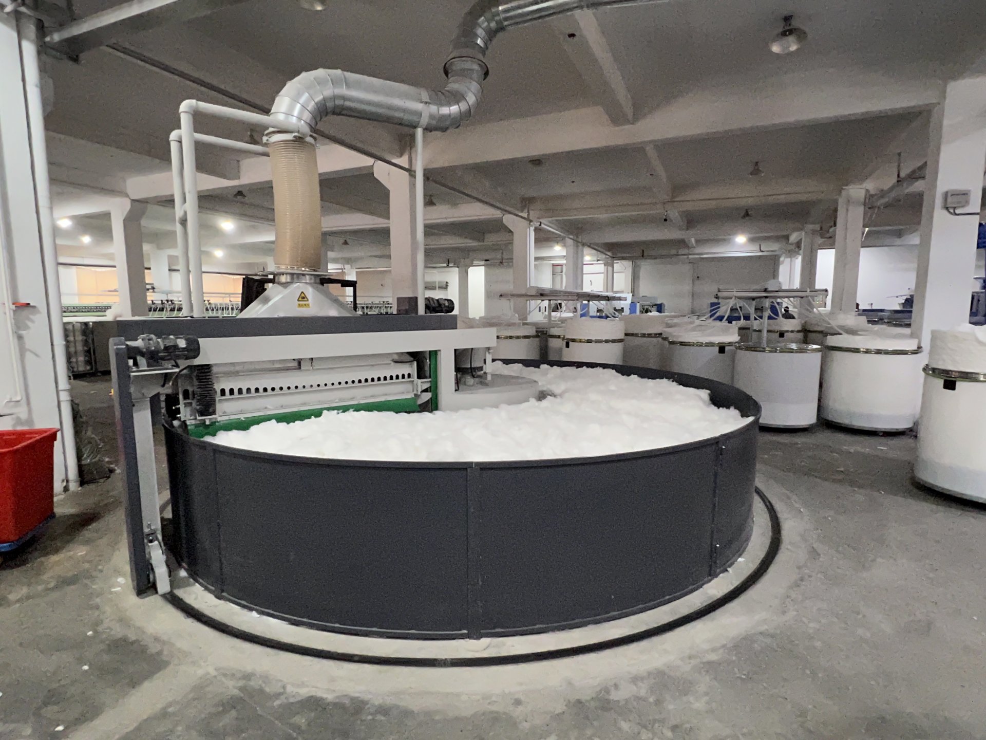 Round bale plucker